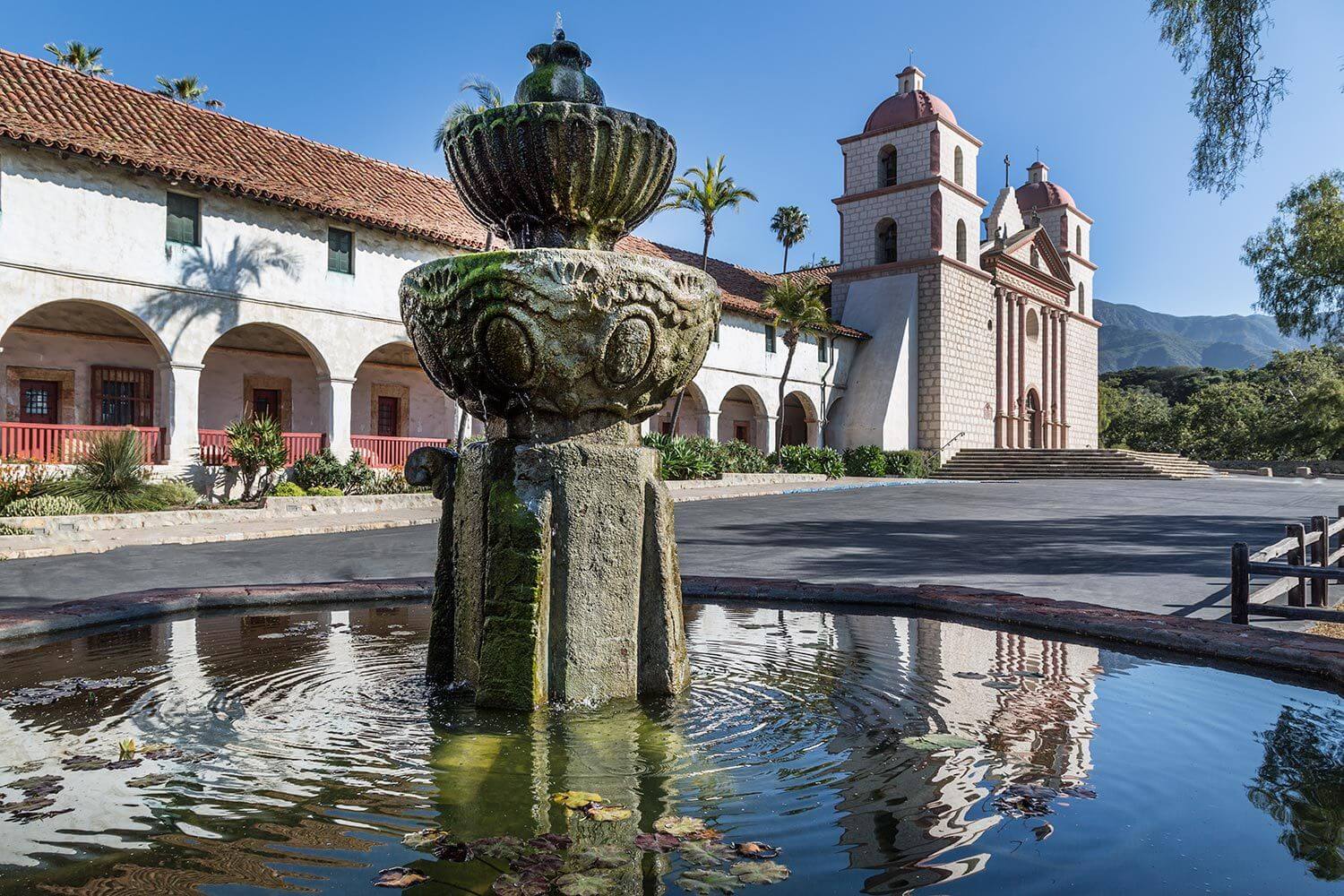 Santa barbara. Санта Барбара. Миссия Санта-Барбара Санта-Барбара. Церковь Тироль Санта Барбара. Санта Барбара город миссия.